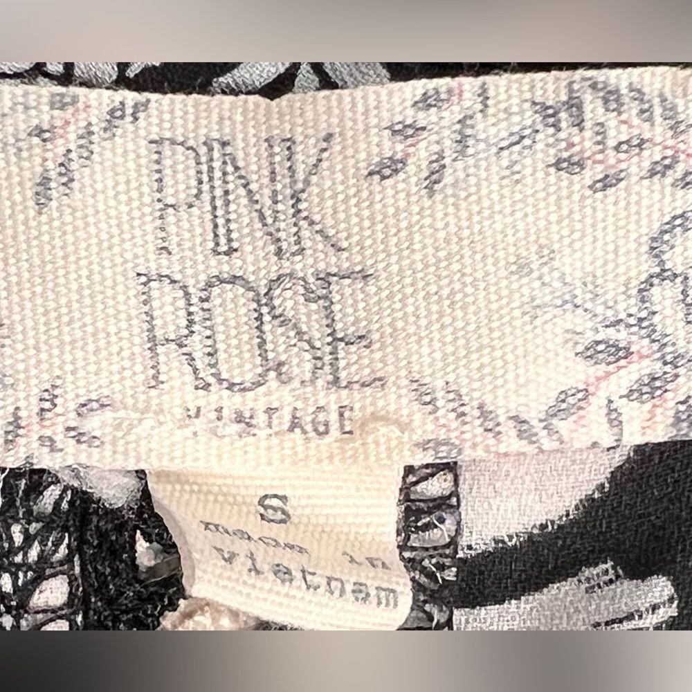 Pink Rose Flowy Black & White Floral Sleeveless Blouse. Top. Small. - Picture 6 of 7